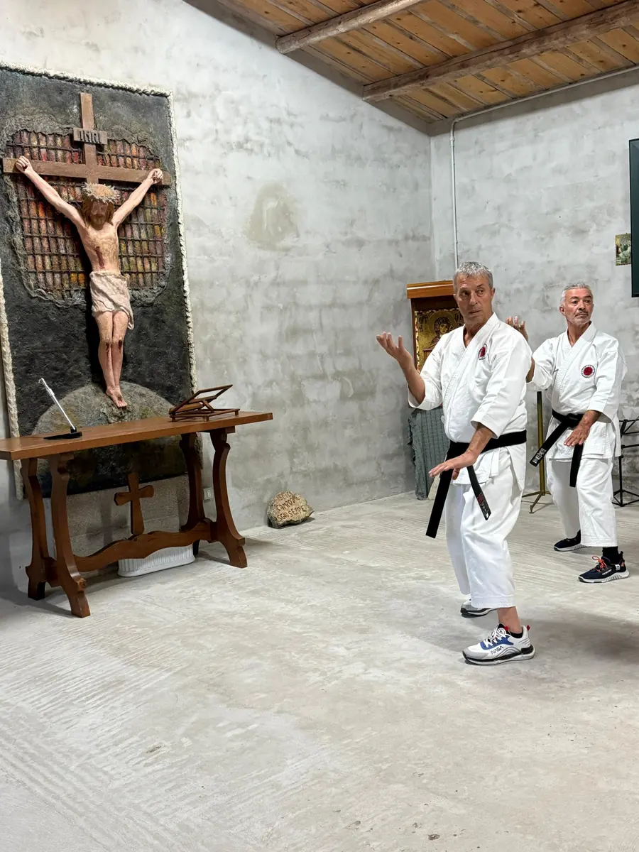 Il maestro mostra una posizione durante l'allenamento nella sala del dōjō