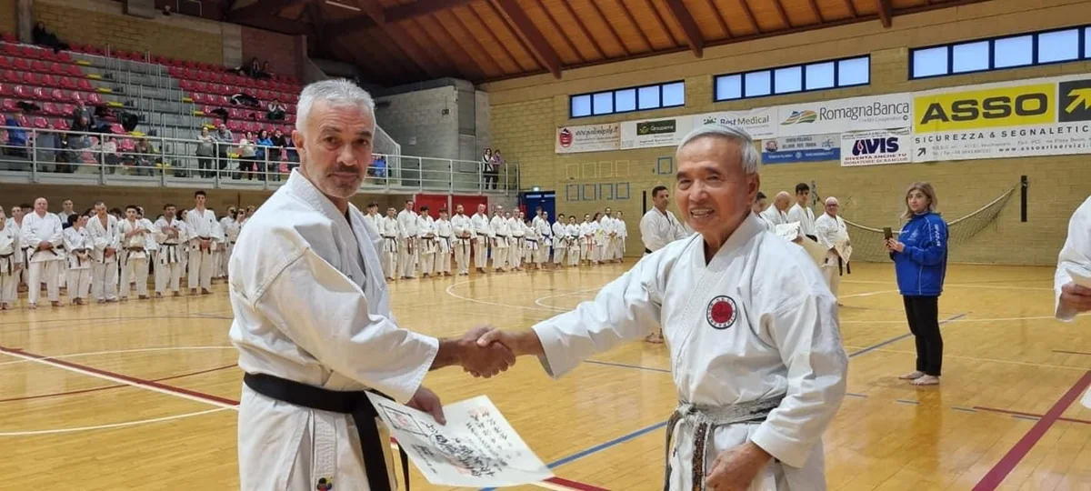 Il Maestro Paolo Rizza stringe la mano a Soshi Masaru Miura, 10° Dan, durante un incontro di karate